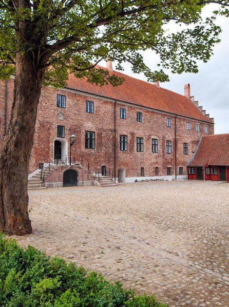 Husets sydfacade. Murværket rummer spor efter de mange bygningsændringer, siden huset blev opført i 1504.