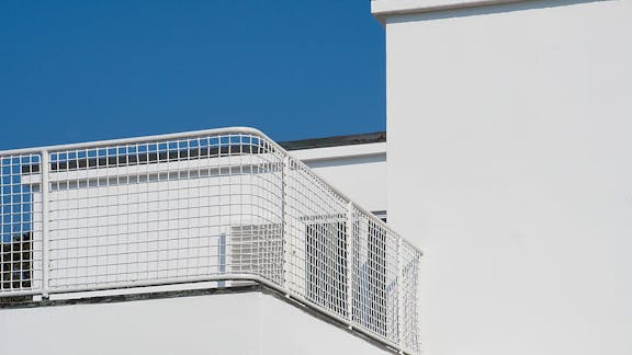 Detalje af sydfacaden på Arne Jacobsens hus med stål gelænder på balkonen. 