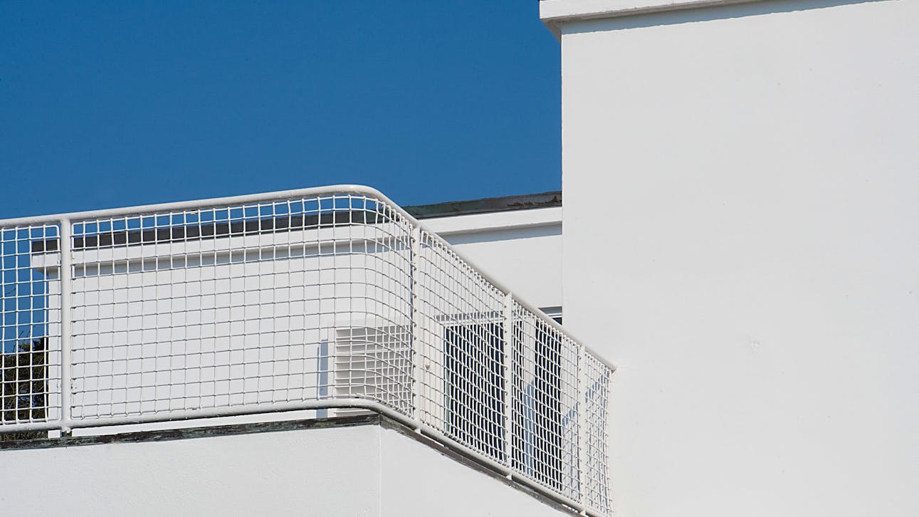 Detalje af sydfacaden på Arne Jacobsens hus med stål gelænder på balkonen. 