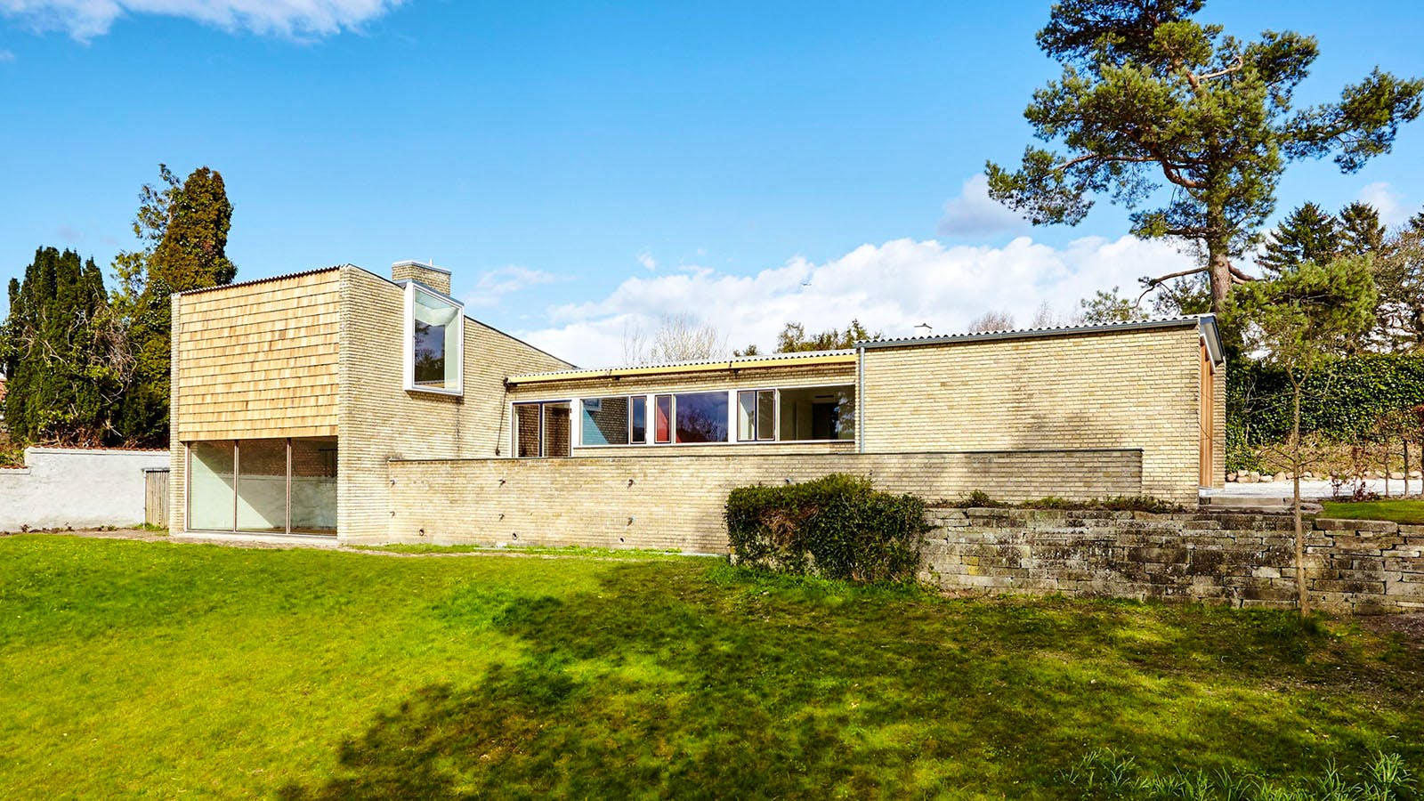 Huset set fra haven. Varmings have blev oprindeligt anlagt som en lille park af en landskabsarkitekt. Den blev dog med tiden svært at holde, og haven er i dag mere simpel.