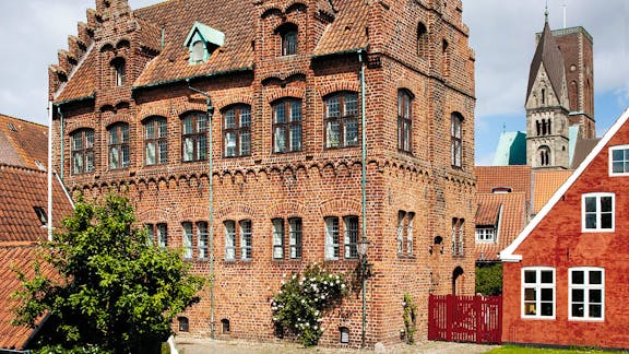 Taarnborgs gårdhave med kig til havefacaden og Ribe Domkirke i baggrunden.