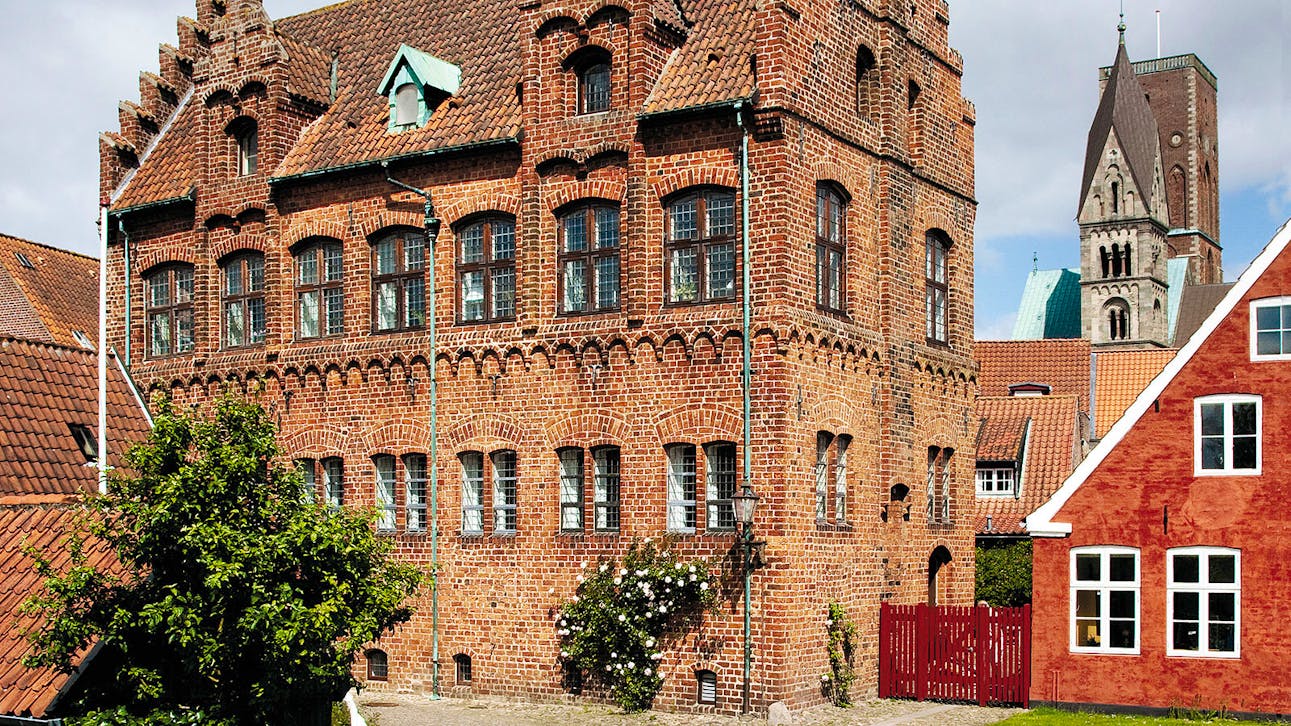Taarnborgs gårdhave med kig til havefacaden og Ribe Domkirke i baggrunden.
