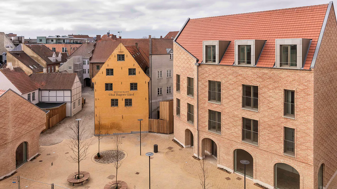 Facaderne omkring Oluf Bagers Plads blander nyt og gammelt byggeri.