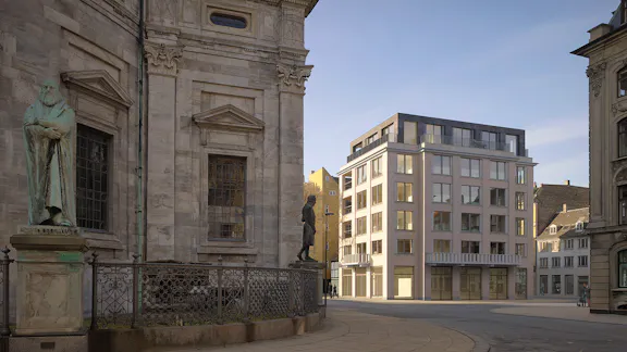 Facade set fra Marmorkirken. Den moderne bygning står i kontrast til de historiske omgivelser – et møde mellem nyt og gammelt.