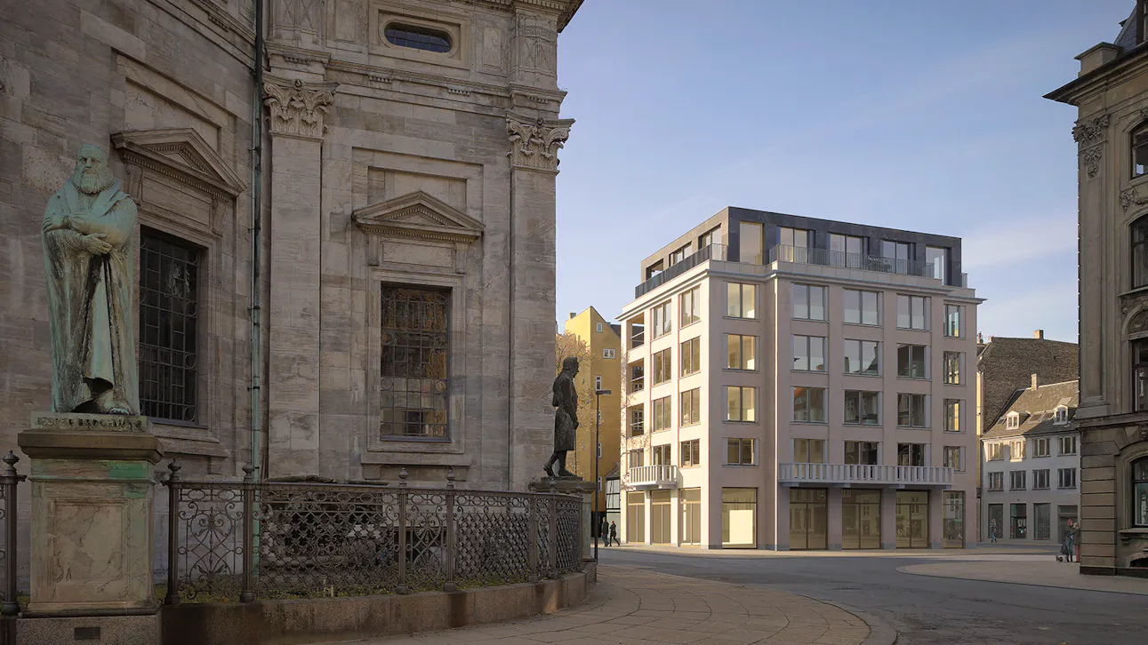 Facade set fra Marmorkirken. Den moderne bygning står i kontrast til de historiske omgivelser – et møde mellem nyt og gammelt.