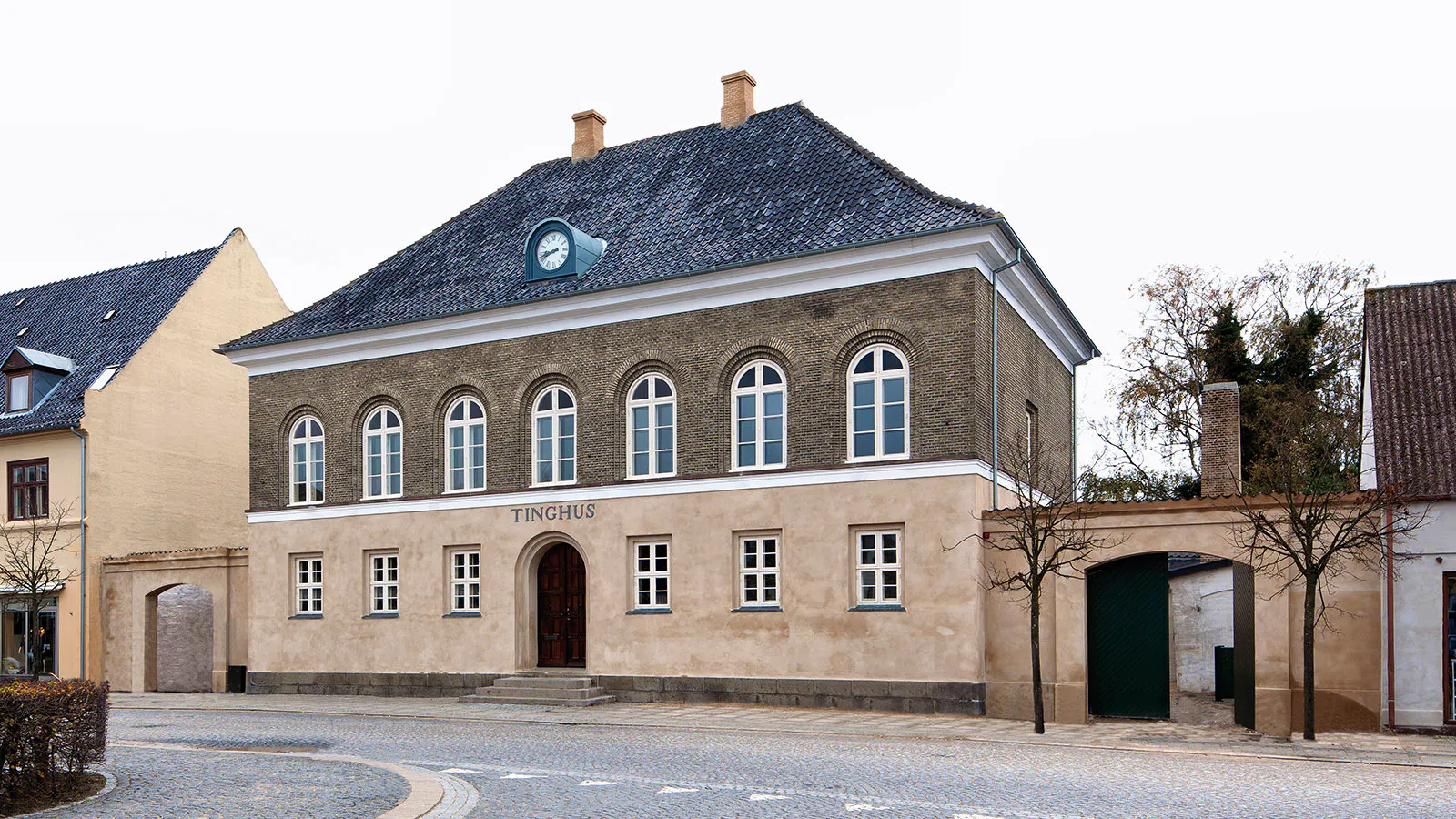 Husets facade er opdelt med en høj stueetage med små vinduer og en førstesal med vinduer i florentinsk renæssancestil.