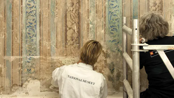 Nationalmuseets konservatorer reparerede bandebemaling i et af rummene.