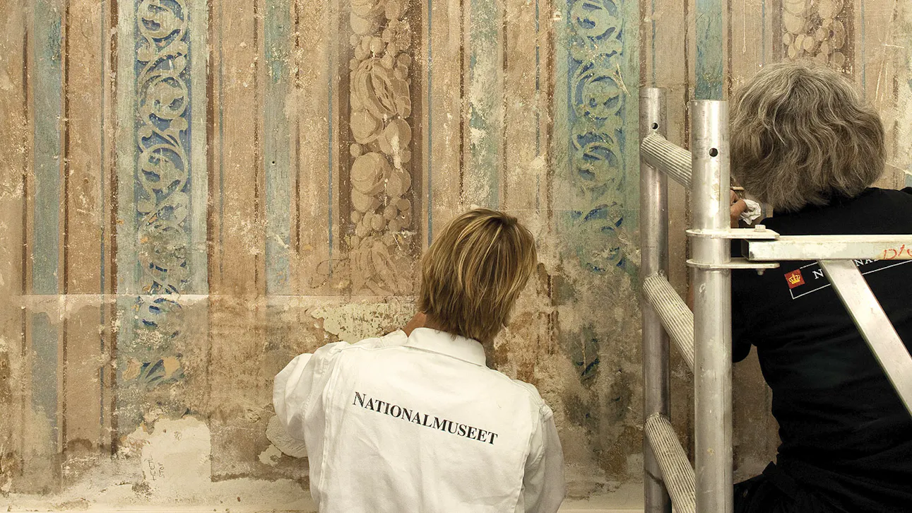 Nationalmuseets konservatorer reparerede bandebemaling i et af rummene.