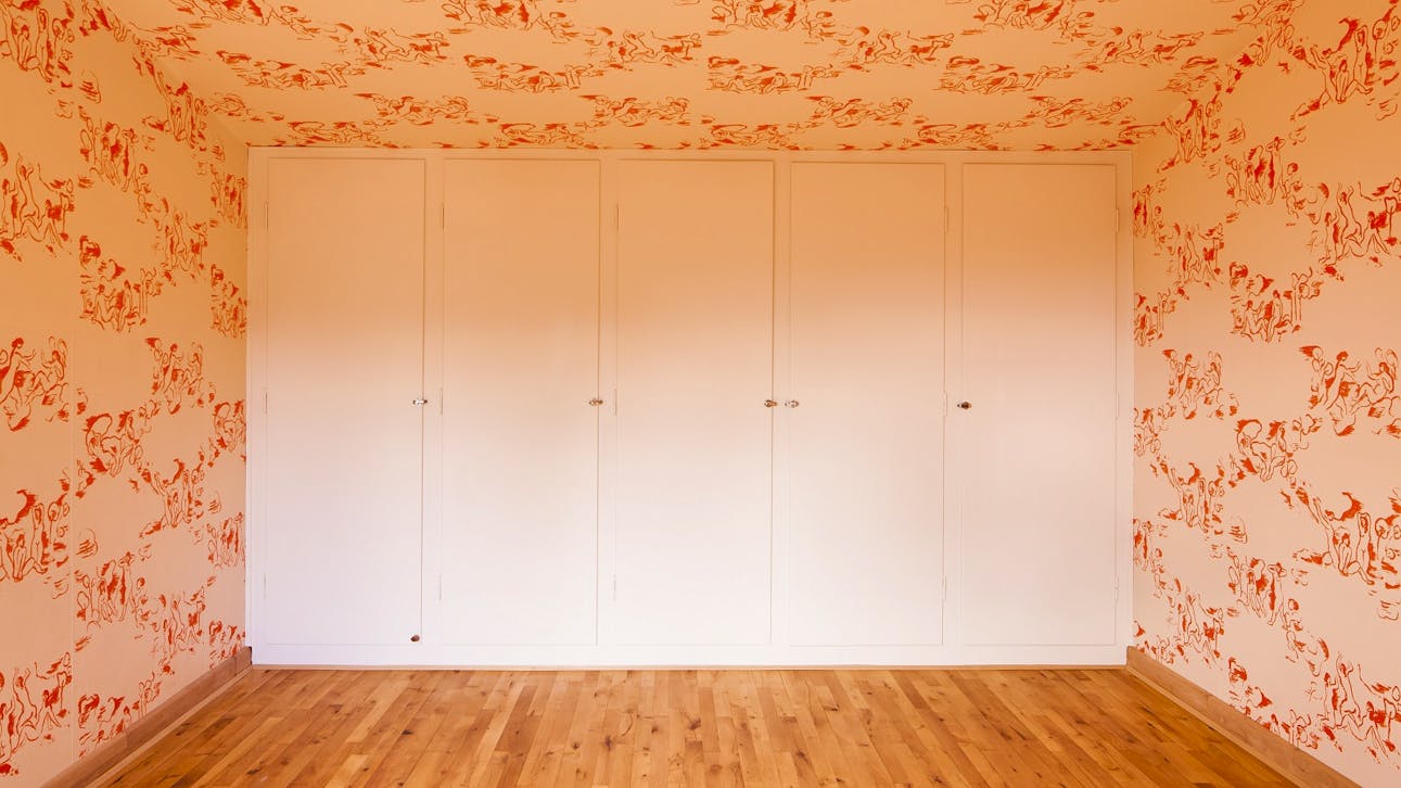 Soveværelset i PH's eget hus er nu igen prydet af tapetark præget med et motiv af Albert Naur med frodige, nøgne kvinder i et grafisk rudermønster.