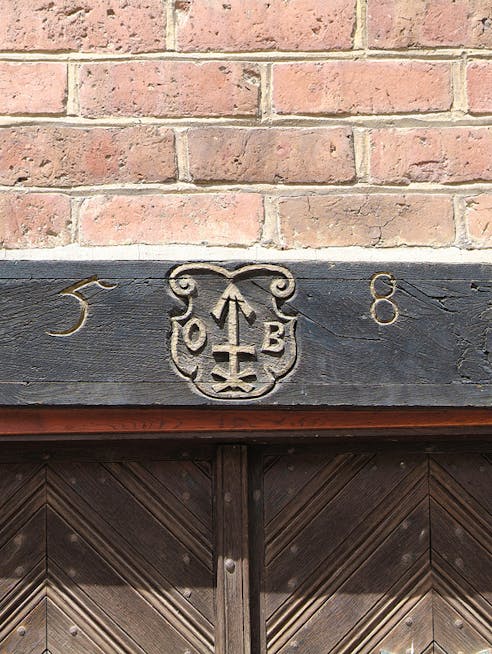 Døroverligger med tallet 1586 - det år som huset er opført. 