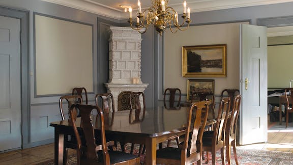 Mod gaden ligger tre stuer en filade. I den store stue er der bevaret en kakkelovn.