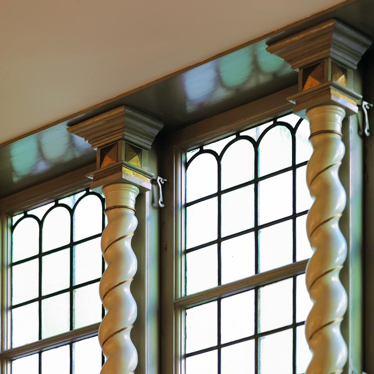 Vinduer fra 1600-tallet med dekorativt snoede lodposter.