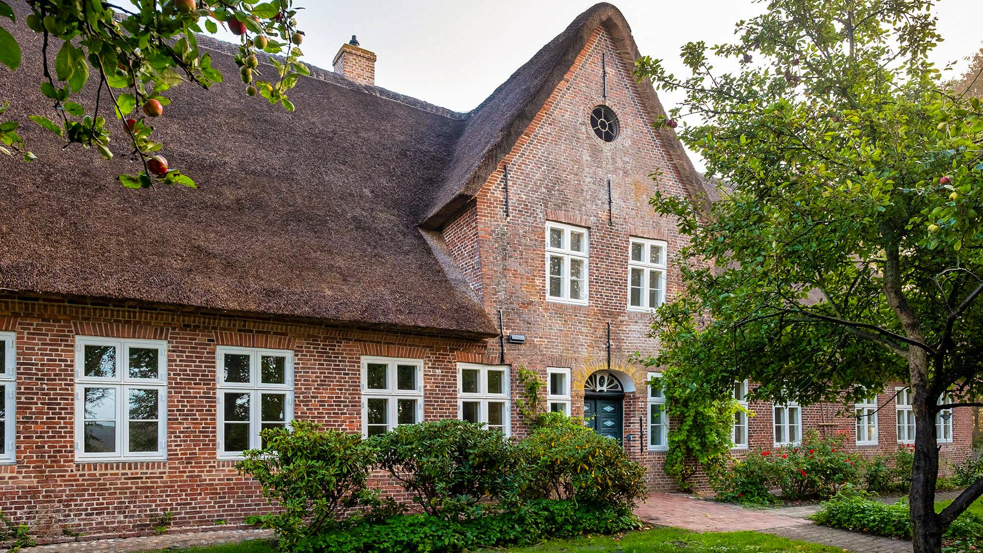 Stuehus med stråtag på Marskgården i Højer.