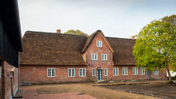 Stuehuset og gårdspladsen på Marskgården i Højer.