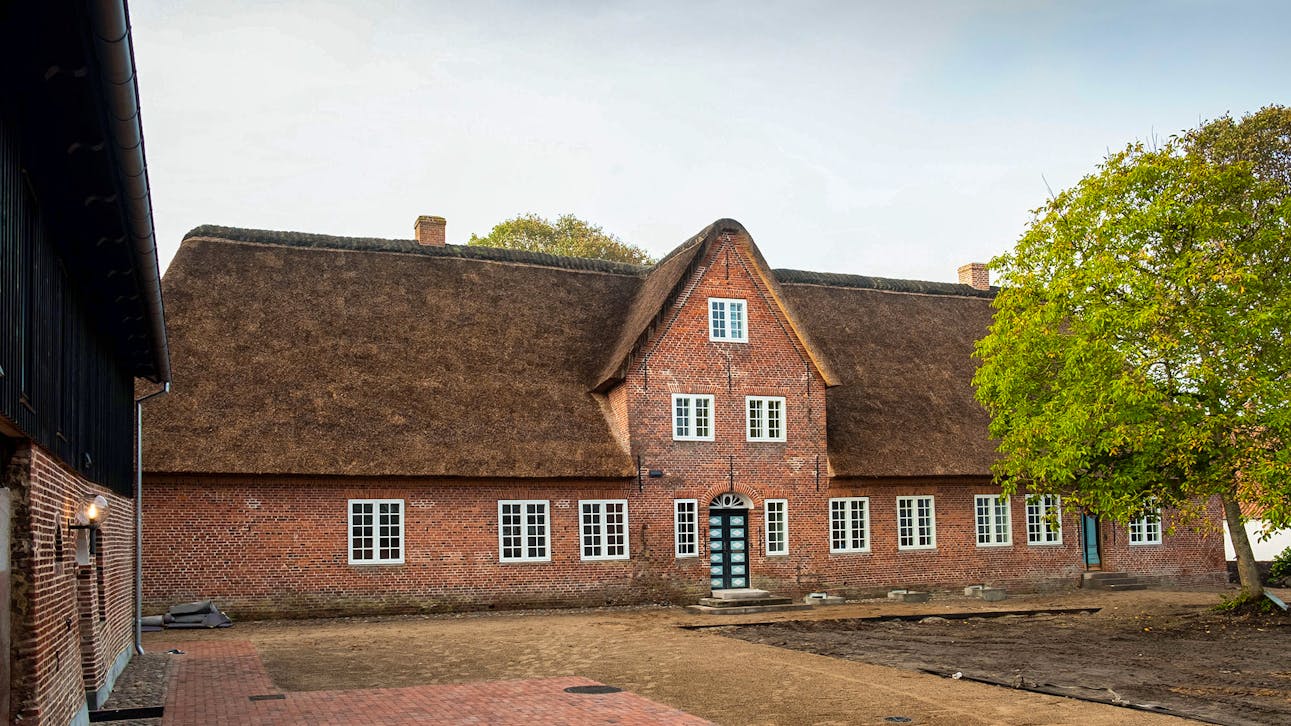Stuehuset og gårdspladsen på Marskgården i Højer.