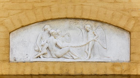 Riises Landsted prydes af tre relieffer efter Thorvaldsen den store danske billedhugger.