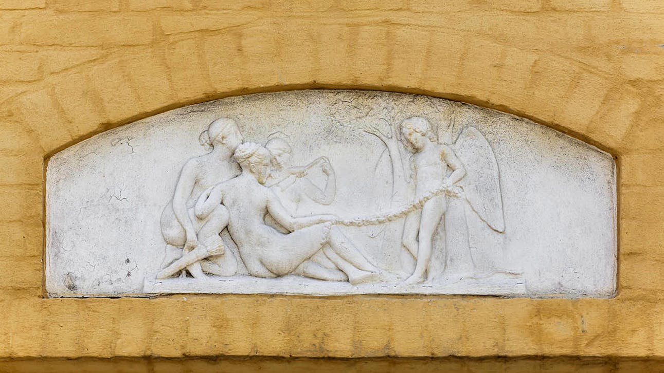 Riises Landsted prydes af tre relieffer efter Thorvaldsen den store danske billedhugger.