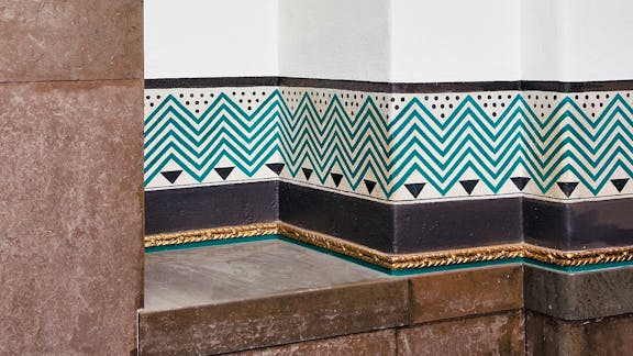 I Rosenhuset er væggene dekoreret med bemaling – her ses et eksempel fra gangen på første sal.