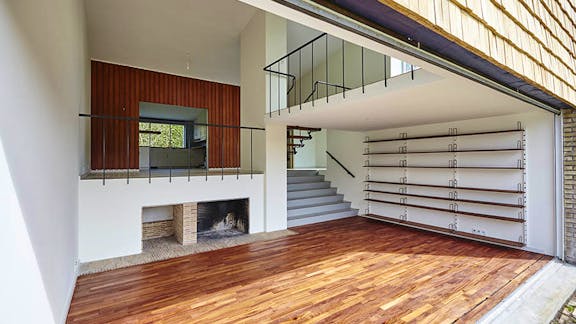 Husets stue er i dobbelthøjde med et indskudt dæk. Det skyldes, at huset blev opført med statslån og derfor ikke måtte overskride 130 m2. Stuen er en af de mest vellykkede modernistiske rumdannelser i dansk arkitektur.