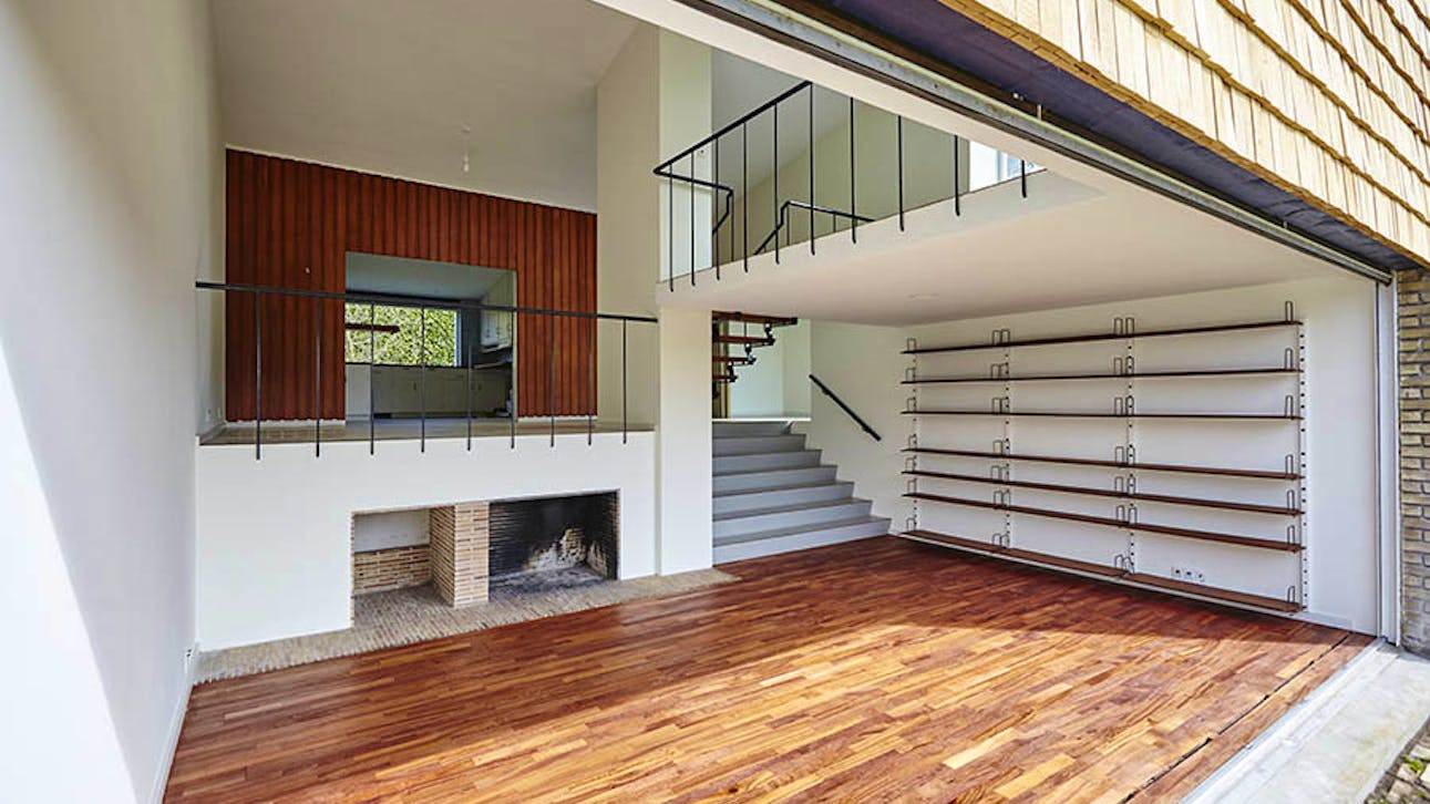 Husets stue er i dobbelthøjde med et indskudt dæk. Det skyldes, at huset blev opført med statslån og derfor ikke måtte overskride 130 m2. Stuen er en af de mest vellykkede modernistiske rumdannelser i dansk arkitektur.