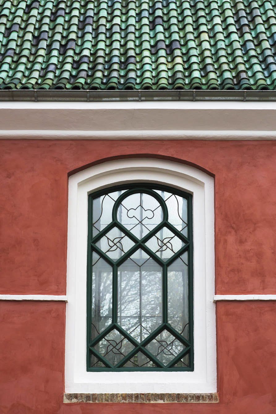 Sydvendt vindue i store atelier med sprosser og blyindfatninger.