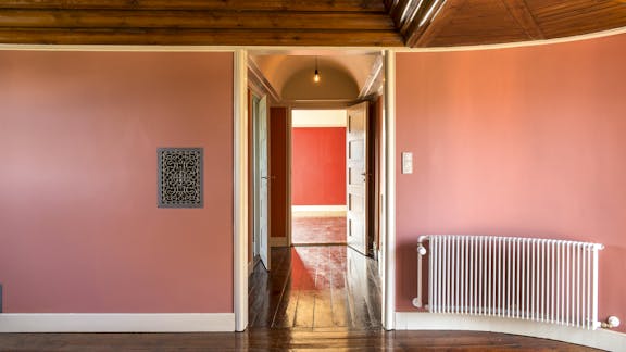 På første sal ligger morgenstuen, som ligesom husets spisestue er præget af det karakteristiske træloft.