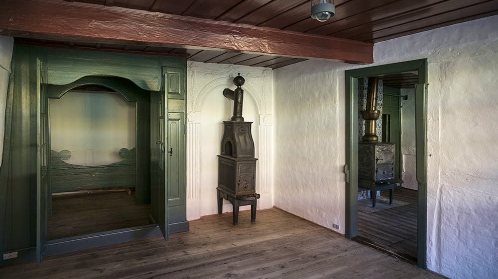 Huset er indrettet med to alkover: En alkove i karnapstuen, fint udsmykket med hollandske fliser, og en alkove bag forstuen.