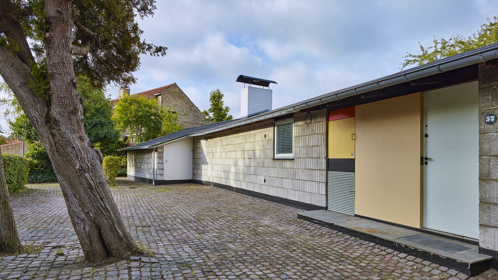 Facaden mod Solbakkevej opført i gasbeton. Det østvendte, kvadratiske vindue er husets eneste ud mod Solbakkevej.