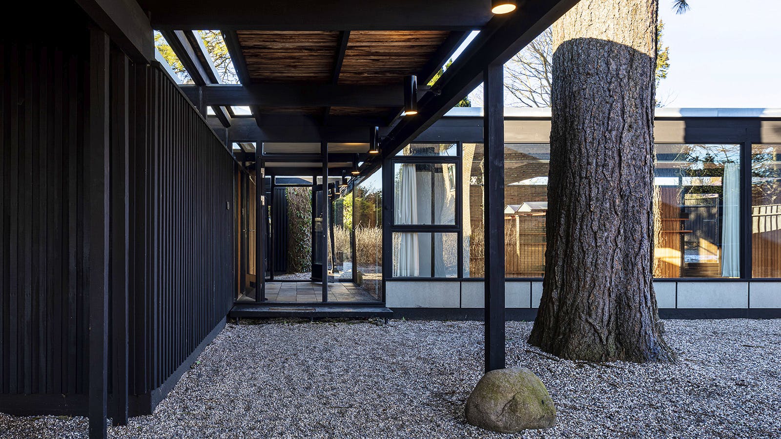 Indgangspartiet til entreen mellem tegnestuen og beboelsen.