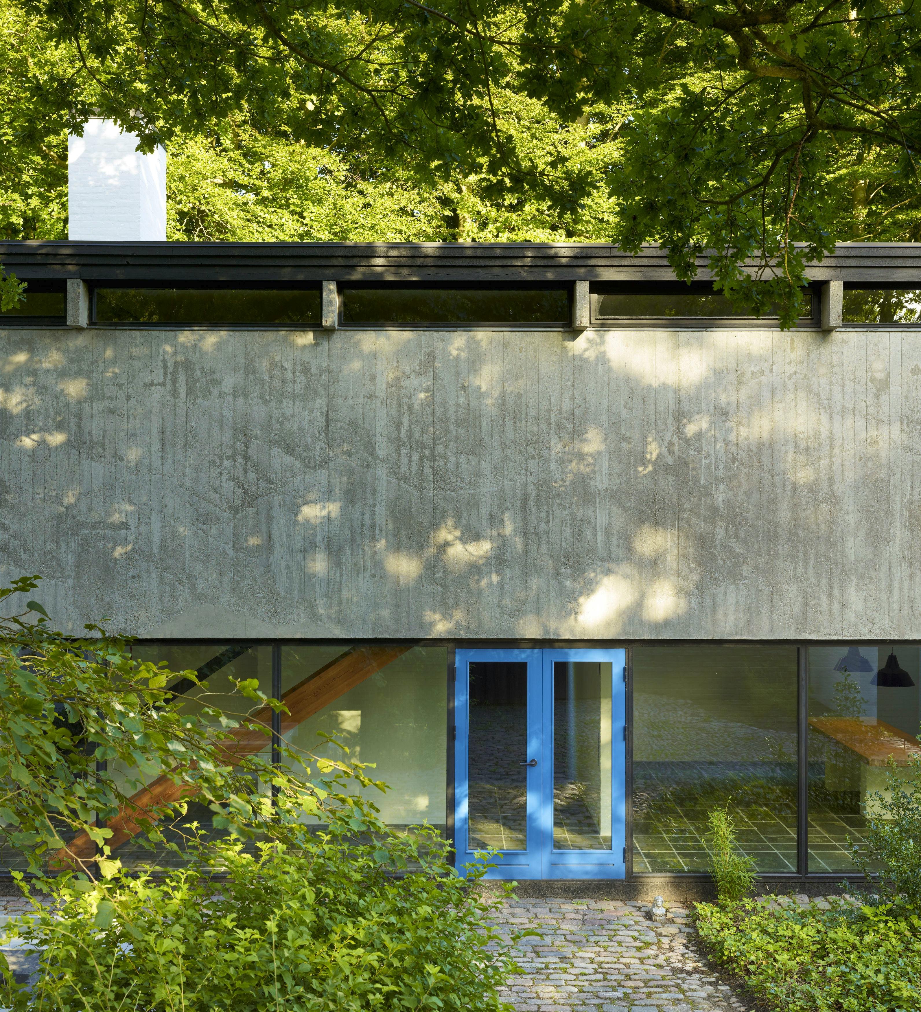 Vinduesvæggen, der binder gårdrummet sammen med huset.