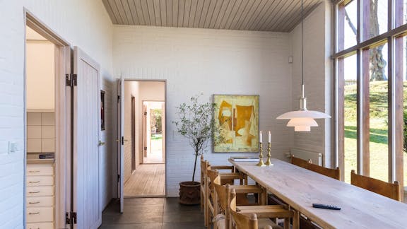 Husets centrale omdrejningspunkt er den rummelige spisestue.