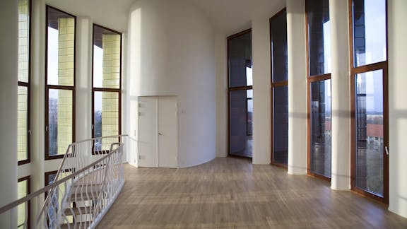 Den største lejlighed i Bispebjerg Bakke er i tre etager, og fra de øverste etager er der en fantastisk udsigt over byen.