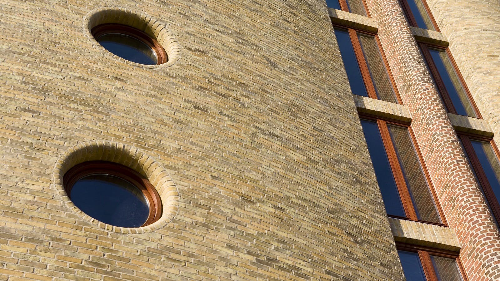 Ca. 800.000 mursten i otte forskellige typer blev brugt til Bispebjerg Bakke. Vinduerne er lavet af jatobatræ, som er særligt stærkt og modstandsdygtigt – det rådner for eksempel ikke.