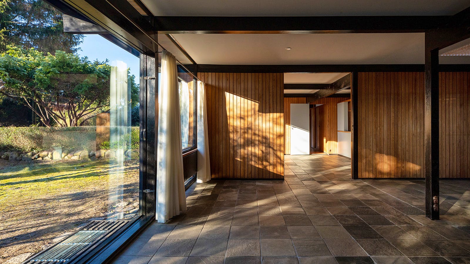 Kig gennem huset fra stue til spisestue og værelsesafdeling.