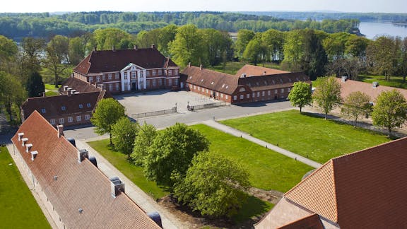 Hindsgavl Slot set fra oven.