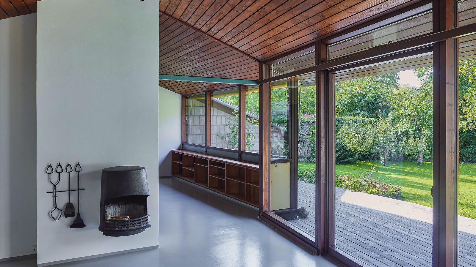 Pejsen i stuen er specialfremstillet til huset og tegnet af arkitekterne Karen og Ebbe Clemmensen selv.