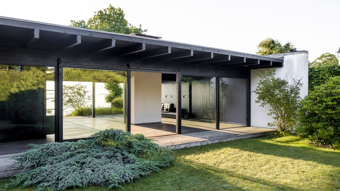 Halldor Gunnløgssons eget hus set fra haven.