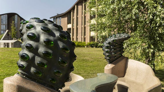 Skulpturerne ved Bispebjerg Bakke fungerer både som kunst og møbler. 