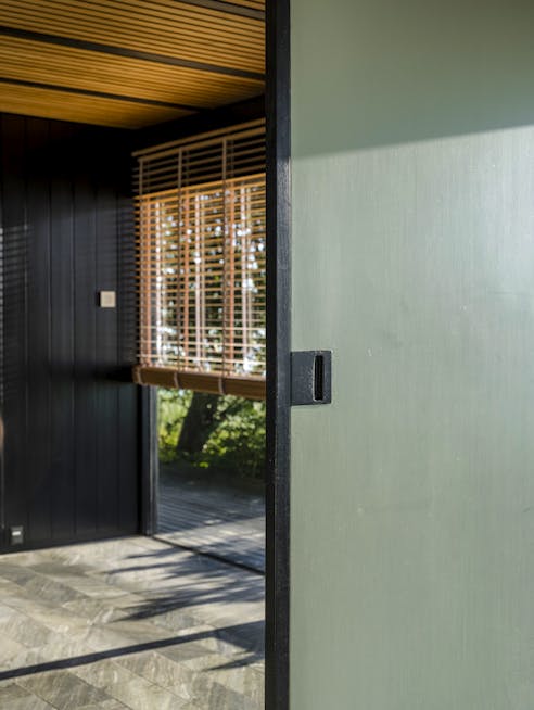 Skydedør ind til soveværelset i Halldor Gunnløgssons eget hus.