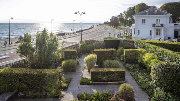 Haven i Arne Jacobsens eget hus i Klampenborg