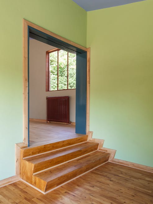 Husets mange niveauer og skydedøre – her ind til stuen – skabte gennemkig og åbne forbindelser, hvilket var helt utænkeligt i den borgerlige villa.