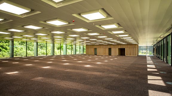 Storrum i Glasalstrup med centralt placeret kerne i trælameller.