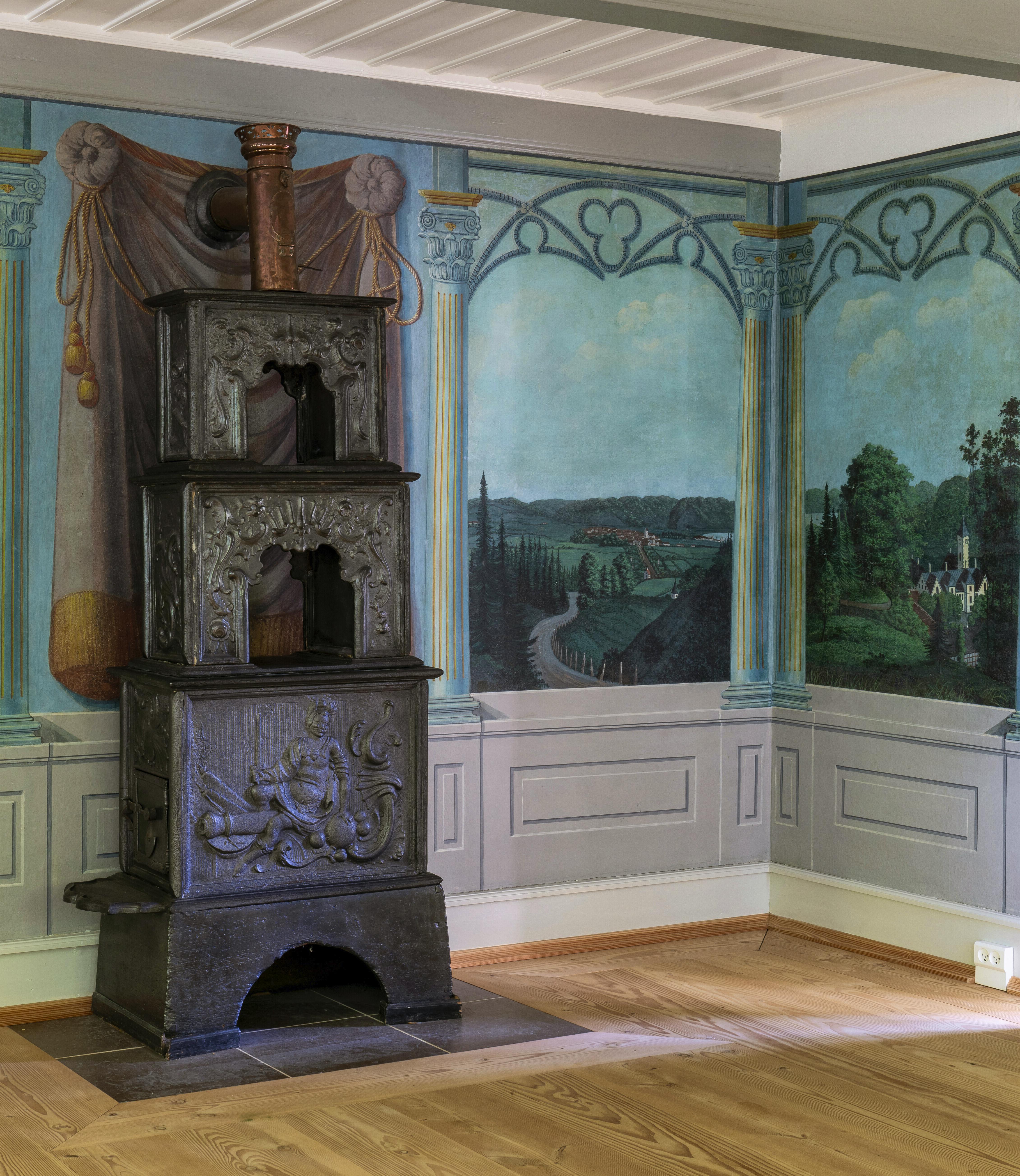 Stadsestuen i Gammelby Mølle – med kalkmalerier fra 1843 samt en rigt udsmykket støbejernsovn.