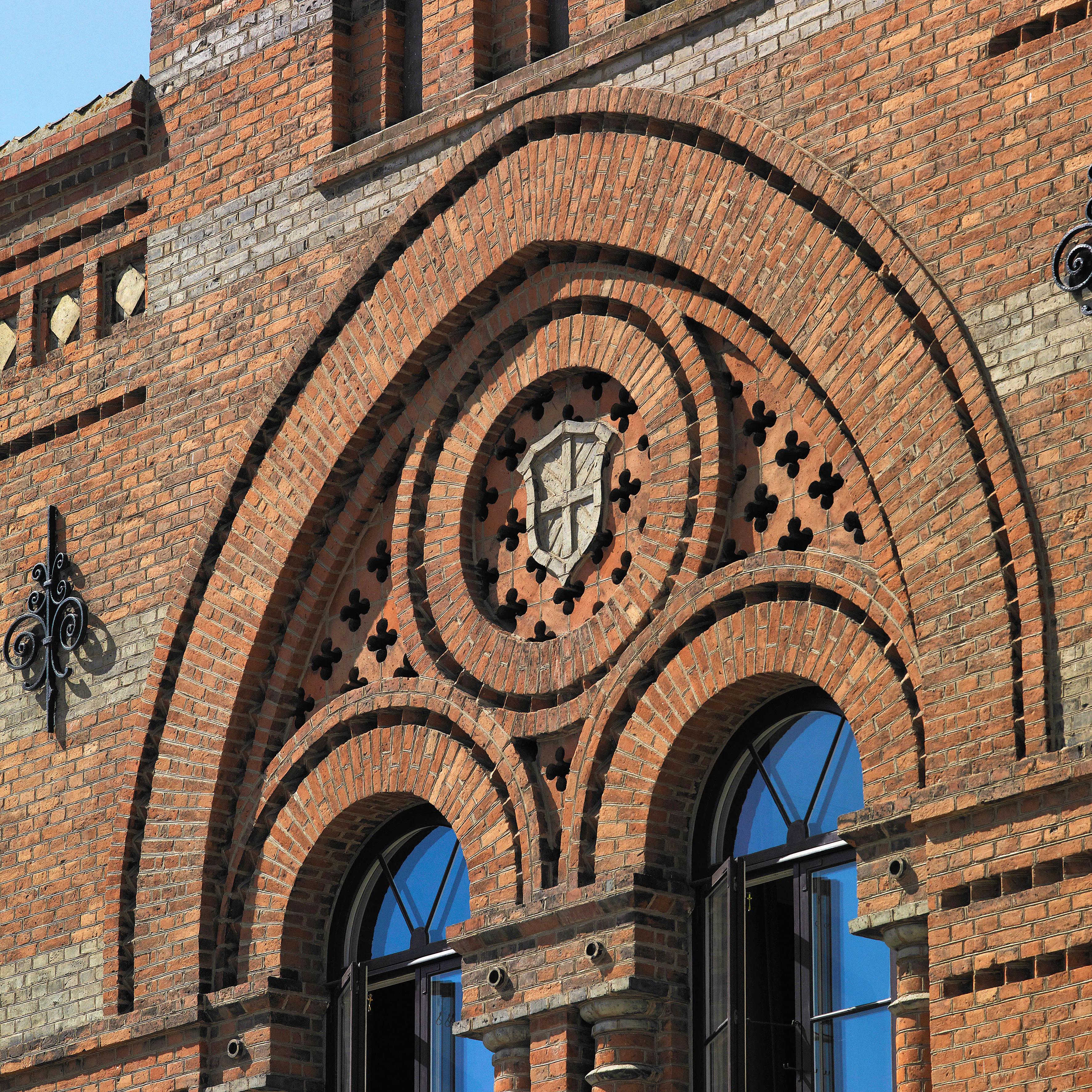 Rådhuset er fuld af mønstre – som her med små huller, der ligner firkløvere.