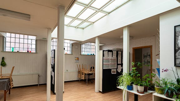 Den tidligere badeanstalt ved Rønne Gl. Elværk er i dag indrettet med mødelokaler og kontorer – januar 2025.