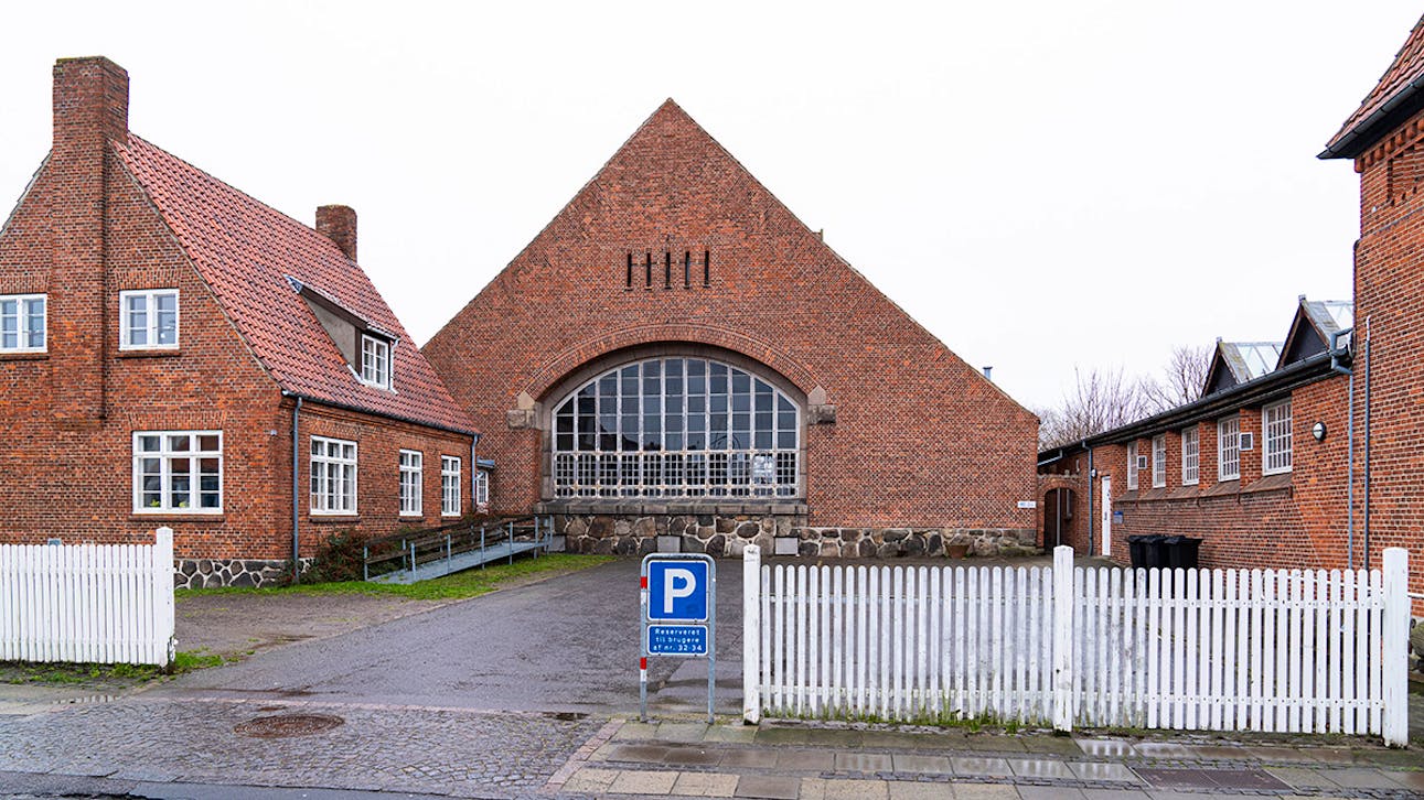 Indgang til bestyrerbolig, maskinhaller og badeanstalt, Rønne Gl. Elværk – januar 2025.