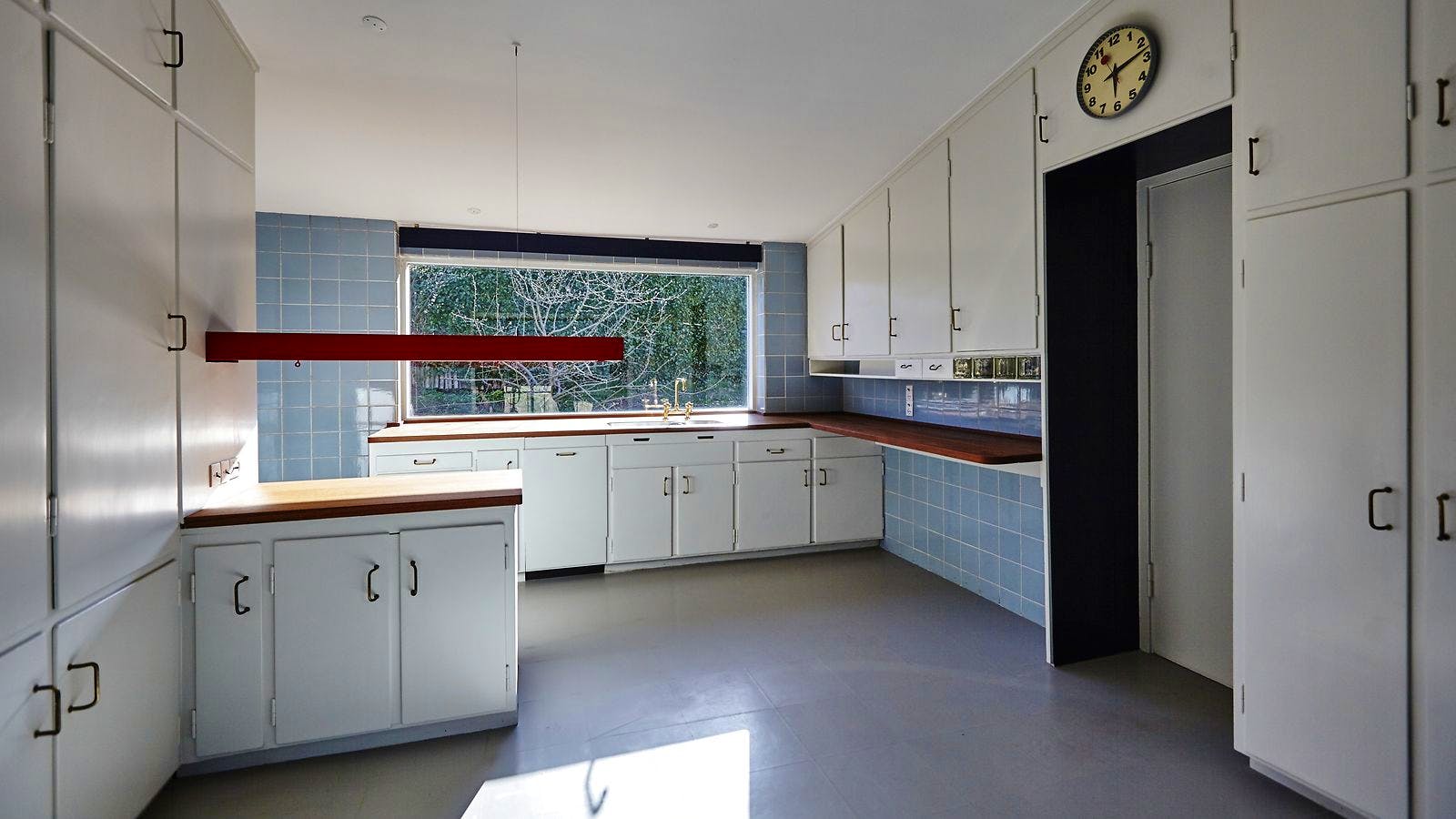 Køkkenet i ingeniør Varmings hus med den røde emhætte, der menes at være Danmarks første. Den har indbygget lys og fungerer stadig.