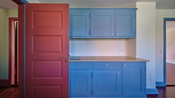 Køkkenet i Ejnar Ørnsholts hus har lavendelblå skabe og hvide vægge 