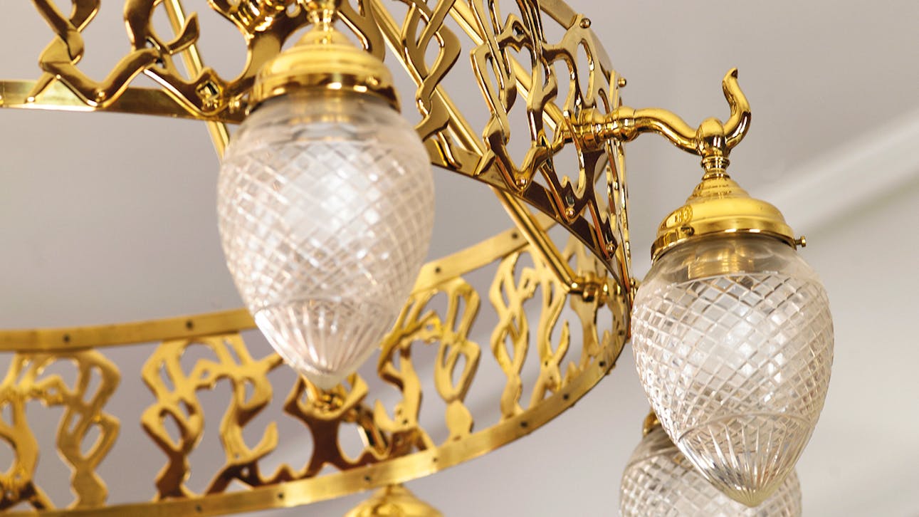 Lysekronen fra 1910, der oprindelig har hængt i salen, er uddeponeret fra Fredericia Museum. 