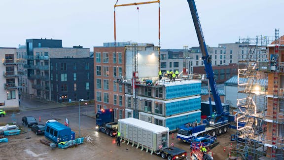 Dronefoto af montering af elementer i MiniCO2 Etagehus PRÆFAB